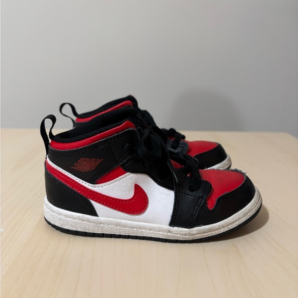 Jordan 1 Mid TD Black Fire Red White Kids Size 9 Sneakers - Picture 1 of 6